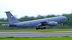 Letoun KC-135R-BN Stratotanker pouívaný k doplování paliva ve vzduchu (2....