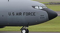 Americké letadlo KC-135R Stratotanker odlétající z letit ve Skotsku. (2....
