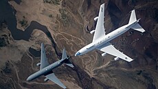 Doplování paliva ve vzduchu s letounem KC-46 Pegasus a letounem E-4B...