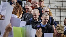 Ukrajintí válení zajatci v ernihivu po návratu do vlasti. (9. ervna 2025)