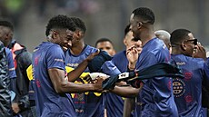 Postupové oslavy ekvádorských fotbalist, kteí si remízou s Peru zajistili...