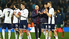 Anglití fotbalisté do 21 let spolen s trenérem Leem Carsleym dkují...