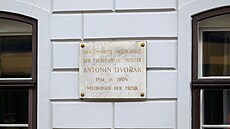 Na bývalém vídeském hotelu Goldenes Lamm je umístna pamtní deska...