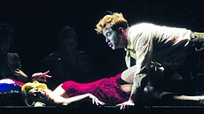 Seth Carico jako Edward Leonski a Caroline Wettergreenová jako jeho pítí ob v opee Miroslava Srnky Voice Killer v Theater an der Wien