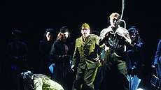 Seth Carico jako Edward Leonski a Caroline Wettergreenová jako jeho pítí ob v opee Miroslava Srnky Voice Killer v Theater an der Wien