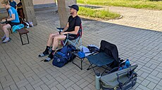 Minimalistické zázemí, skládací stoliky a stoleek nesmí chybt.