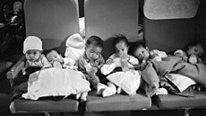 Operace Babylift v plném proudu.