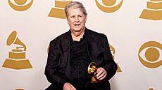 Brian Wilson z The Beach Boys pózuje s cenou Grammy za nejlepí historické...