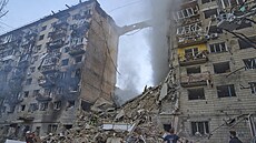 Hasii hasí poár poté, co ruská raketa zasáhla obytnou budovu bhem masivního...