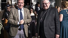 Kardinál Dominik Duka (vpravo) na britské ambasád na praské Malé Stran pi...