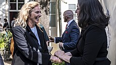 Moderátorka Svtlana Witowská na britské ambasád na praské Malé Stran pi...