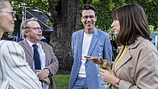 Herec Luká Hejlík (vpravo) na britské ambasád na praské Malé Stran pi...