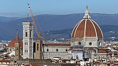 Jeáb poblí Giottovy zvonice a katedrály Santa Maria del Fiore v italské...