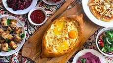 Gruzínská gastronomie je sm�sicí chutí a v�ní, které odrá�ejí geografickou i...