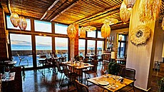 Výhled na bazén a hned za ním na vody teplého �erného mo�e z restaurace �eského...