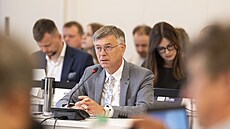 Obchodní ředitel ČT Hynek Chudárek prezentuje své vize před Radou ČT. (18....