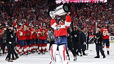 Vítek Vanek zvedá nad hlavu hokejový Stanley Cup.
