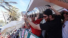 Hrá�i rozhodn� nebyli sobe�tí, v�dy� dali ochutnat pivo i fanou�k�m!