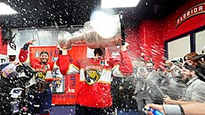 lenové realizaního týmu vetn kustod zavalili kapitána Aleksandera Barkova...