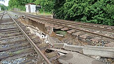 Koleje na nádra�í v �ulové podemlela p�i povodni rozvodn�ná �í�ka Vidnavka.