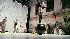 P�edstavení Hem�ení zkoumá rytmus a chaos p�írody.