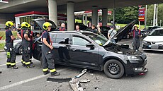 Havarovaná vozidla blokovala dopravu na Bucharov ulici. (15. ervna 2025)