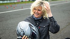 Eva Pavlová si na mosteckém autodromu vyzkou�ela jízdu na motocyklu. (13....