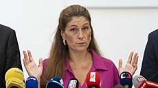 Tisková konference ministryn spravedlnosti E. Decroix a námstk K. Dvoáka a...