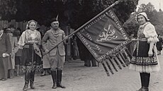 Zdena Maínová starí na XI, vesokolském sletu na snímku vlevo.