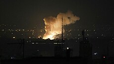 Snímek zachycuje kou po explozi v Teheránu, na který zaútoil Izrael. (13....
