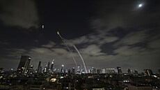 Izraelský systém protivzduné obrany Iron Dome odpaluje rakety bhem íránského...