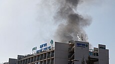 Kou stoupá z nemocnice Soroka po raketovém útoku Íránu na Izrael v izraelském...