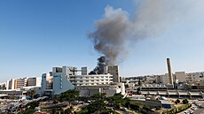 Kou� stoupá z nemocnice Soroka po raketovém útoku Íránu na Izrael v izraelském...