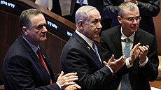 Izraelský premiér Benjamin Netanjahu, ministr obrany Jisrael Kac a ministr...