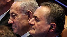Izraelský premiér Benjamin Netanjahu a ministr obrany Jisrael Kac na zasedání...