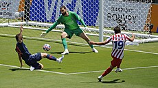Branká� PSG Gianluigi Donnarumma zasahuje v utkání mistrovství sv�ta klub�...