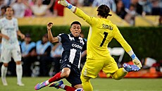 Nelson Deossa z Monterrey se snaí prosadit proti brankái Interu Yannu...