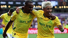 Iqraam Rayners a Marcelo Allende slaví vítzství sestavy Mamelodi Sundowns nad...
