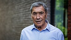 Eddy Merckx na k�tu své biografie, která vy�la u p�íle�itosti cyklistových 80....