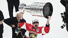 Brad Marchand zdvihá nad hlavu Stanley Cup.