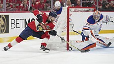 Sam Bennett se snaí zasunout puk za Stuarta Skinnera.