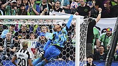 John Victor z Botafoga vyráí balon nad bevno v utkání se Seattlem.