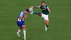Richard Rios si zpracovává balon tsn ped Ivánem Marcanem z Porta.