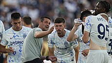 Nový kou� Cristian Chivu promlouvá k fotbalist�m Interu.