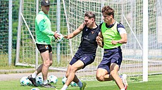Karel Pojezný brání na tréninku ostravských fotbalist Marka Havrana.