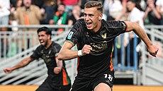 �eský úto�ník Daniel Fila se raduje z gólu.