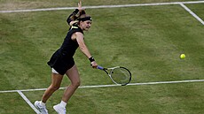 Karolína Muchová v akci na tenisovém turnaji v Londýn.