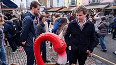 Jedním z tahák londýnské tvrti Notting Hill je trit Portobello Market, na...