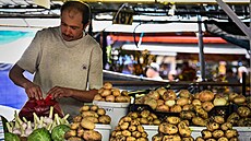 Prodava� zeleniny nabízí na trhu v Moskv� své zbo�í. (10. �ervna 2025)