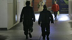 �lenové hlídací agentury na vlakovém nádra�í.